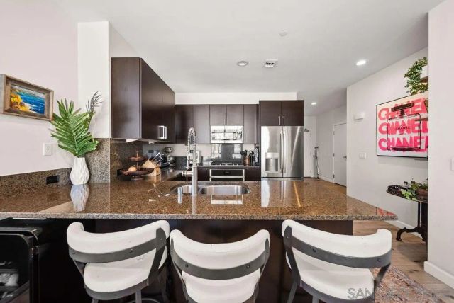 800 The Mark Lane 2104, San Diego, CA 92101