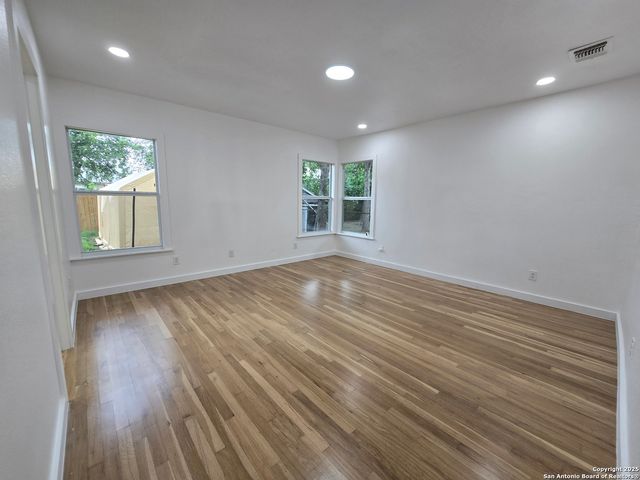 1514 W LYNWOOD AVE, San Antonio, TX 78201