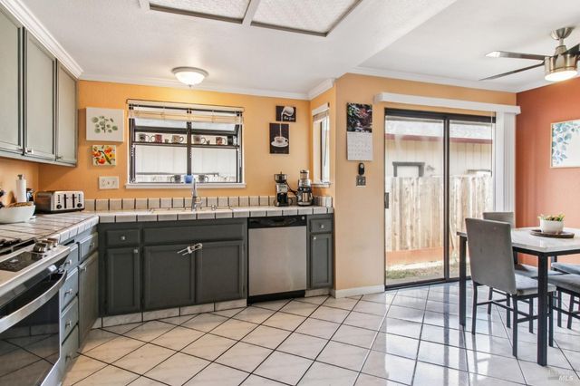 704 Daybrook Dr, Windsor, CA 95492