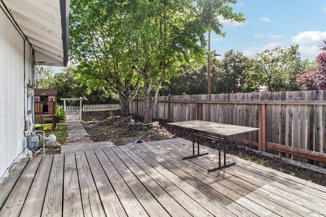 704 Daybrook Dr, Windsor, CA 95492