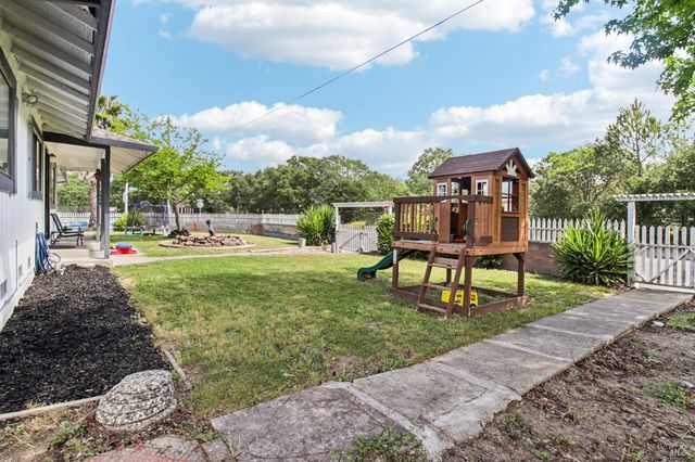 704 Daybrook Dr, Windsor, CA 95492