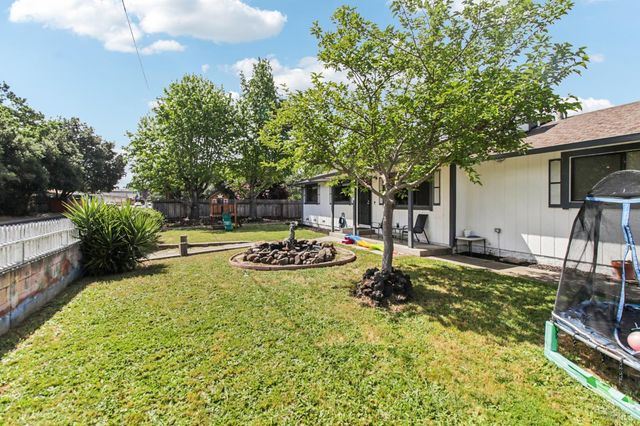 704 Daybrook Dr, Windsor, CA 95492