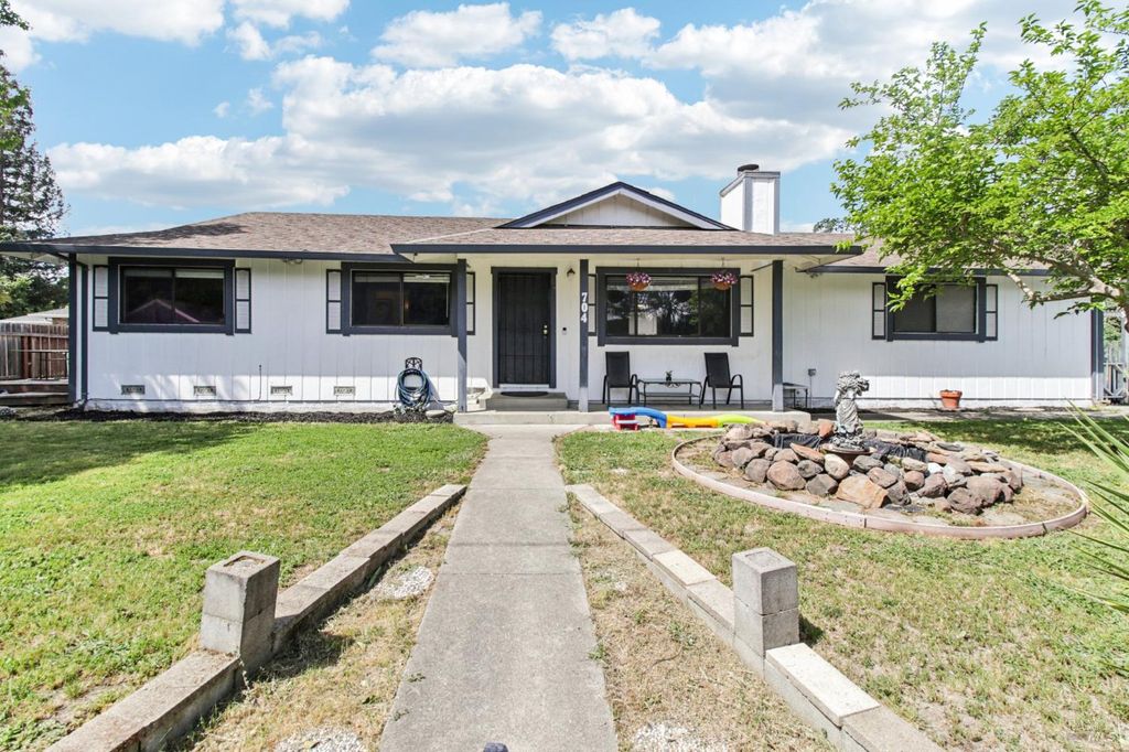 704 Daybrook Dr, Windsor, CA 95492