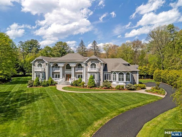 17 Constitution Avenue, Roxbury Township, NJ 07876
