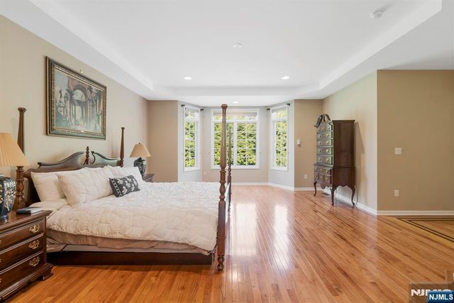 17 Constitution Avenue, Roxbury Township, NJ 07876