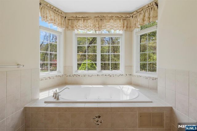 17 Constitution Avenue, Roxbury Township, NJ 07876