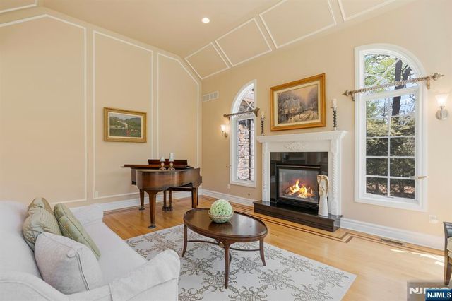 17 Constitution Avenue, Roxbury Township, NJ 07876