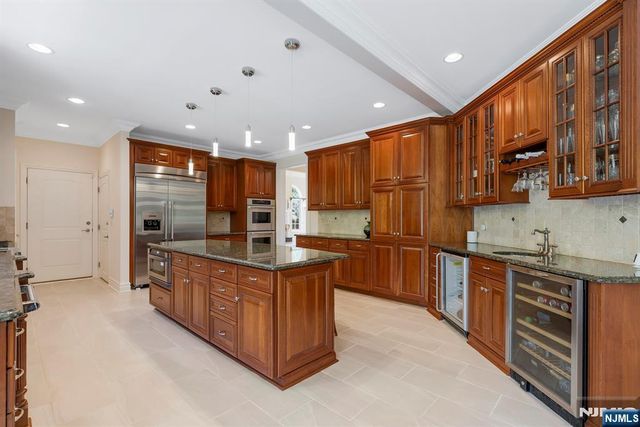 17 Constitution Avenue, Roxbury Township, NJ 07876