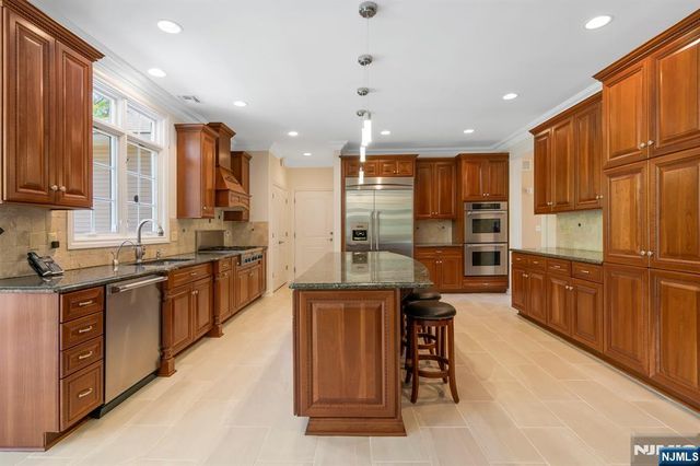 17 Constitution Avenue, Roxbury Township, NJ 07876