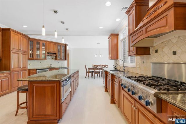 17 Constitution Avenue, Roxbury Township, NJ 07876