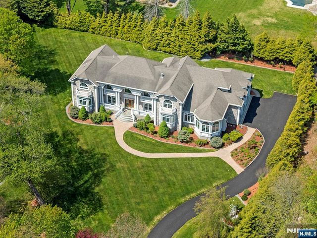 17 Constitution Avenue, Roxbury Township, NJ 07876