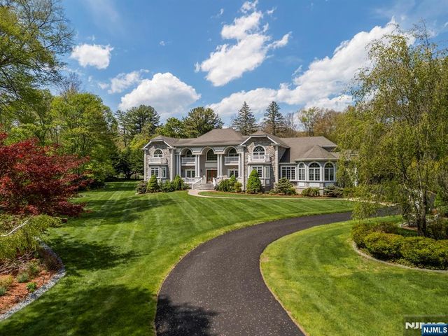 17 Constitution Avenue, Roxbury Township, NJ 07876