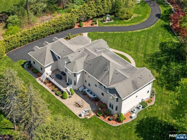 17 Constitution Avenue, Roxbury Township, NJ 07876