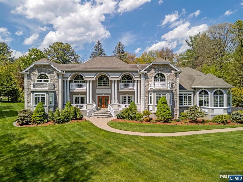 17 Constitution Avenue, Roxbury Township, NJ 07876