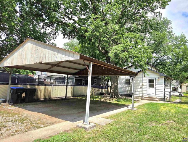 525 NE Emmett ST, Topeka, KS 66616