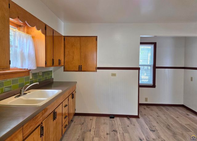 525 NE Emmett ST, Topeka, KS 66616