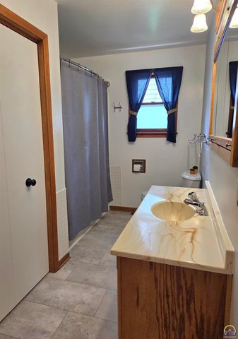 525 NE Emmett ST, Topeka, KS 66616