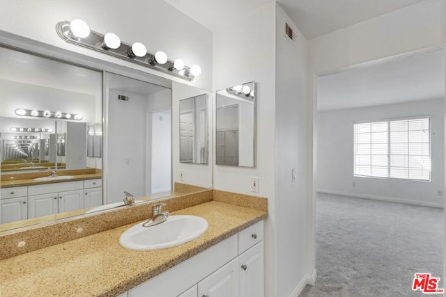 5535 Canoga Avenue 317, Woodland Hills (los Angeles), CA 91367