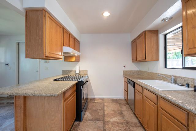 233 W Birch Avenue, Pinedale, CA 93650