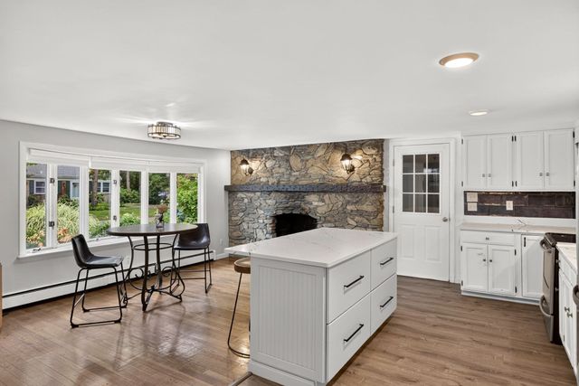 14 Veeder Dr, Falmouth, MA 02536