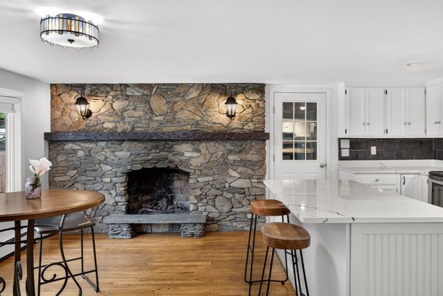 14 Veeder Dr, Falmouth, MA 02536