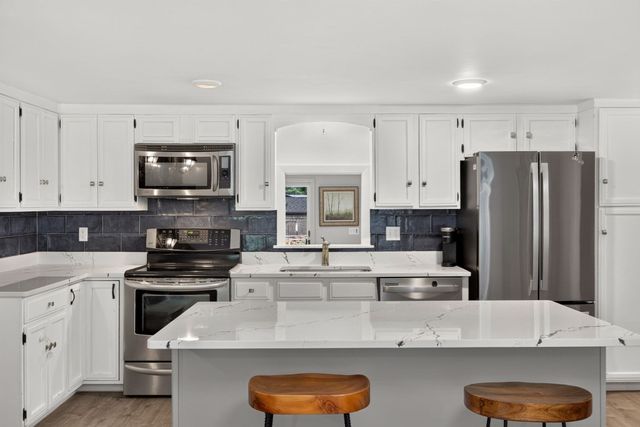 14 Veeder Dr, Falmouth, MA 02536