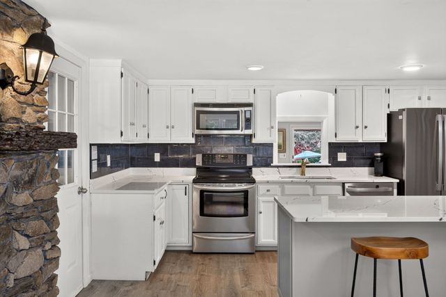 14 Veeder Dr, Falmouth, MA 02536