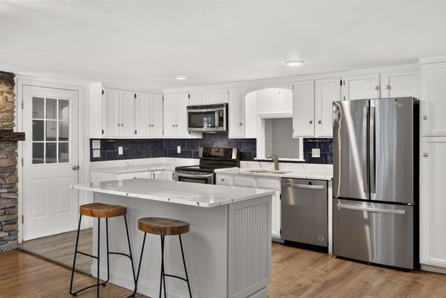 14 Veeder Dr, Falmouth, MA 02536