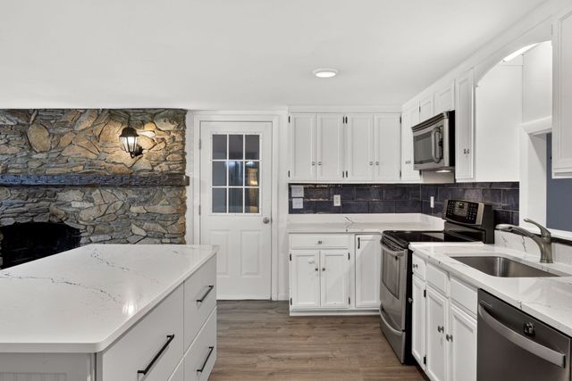 14 Veeder Dr, Falmouth, MA 02536