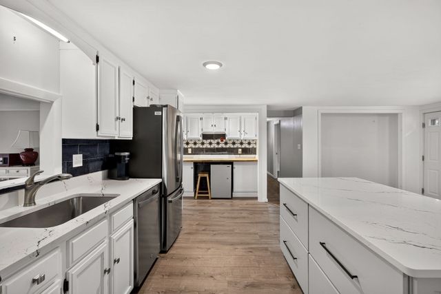 14 Veeder Dr, Falmouth, MA 02536