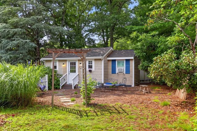 14 Veeder Dr, Falmouth, MA 02536