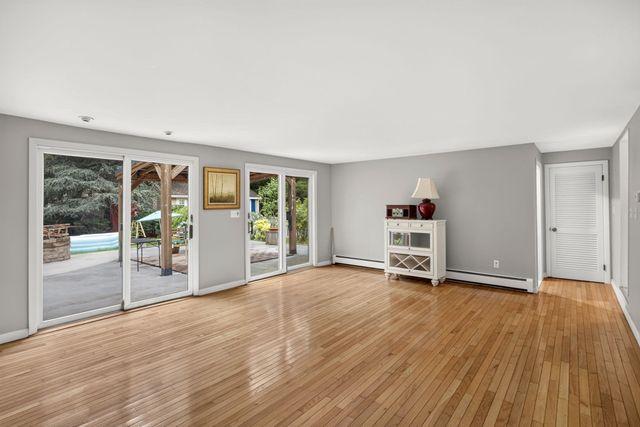 14 Veeder Dr, Falmouth, MA 02536