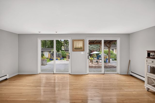 14 Veeder Dr, Falmouth, MA 02536