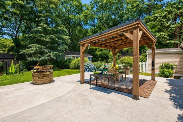 14 Veeder Dr, Falmouth, MA 02536