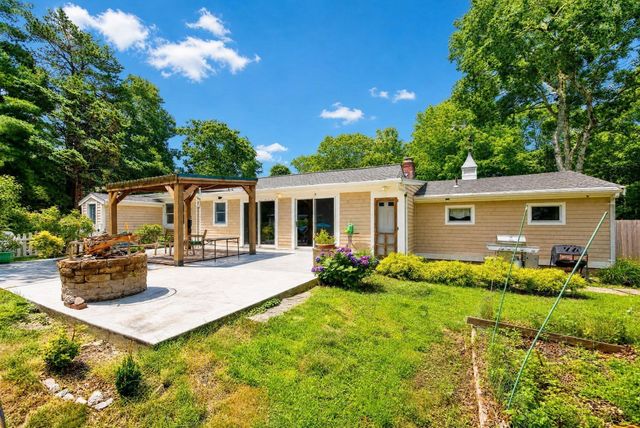 14 Veeder Dr, Falmouth, MA 02536