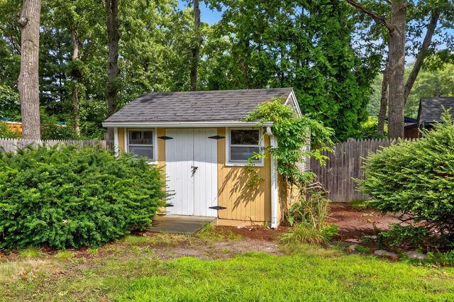 14 Veeder Dr, Falmouth, MA 02536