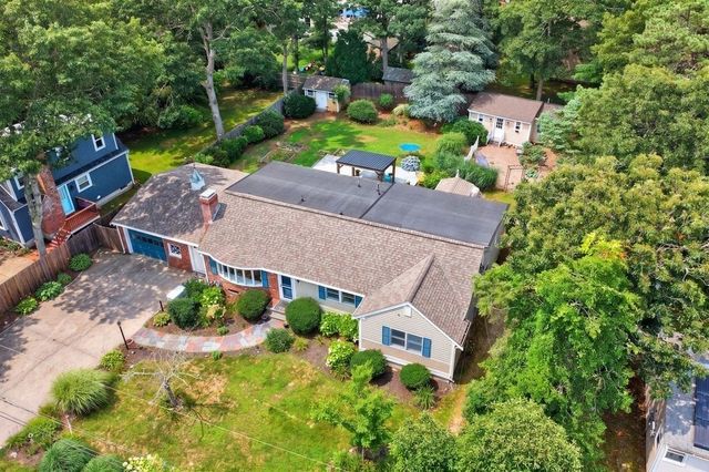 14 Veeder Dr, Falmouth, MA 02536