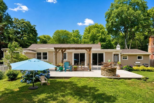 14 Veeder Dr, Falmouth, MA 02536