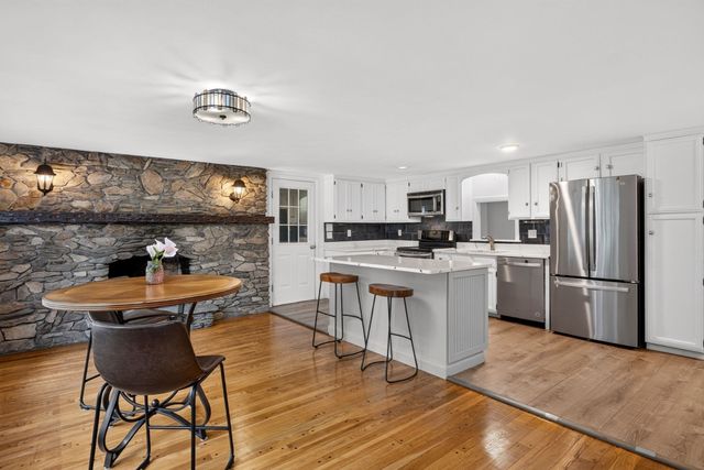 14 Veeder Dr, Falmouth, MA 02536