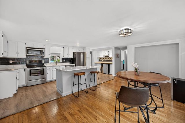 14 Veeder Dr, Falmouth, MA 02536