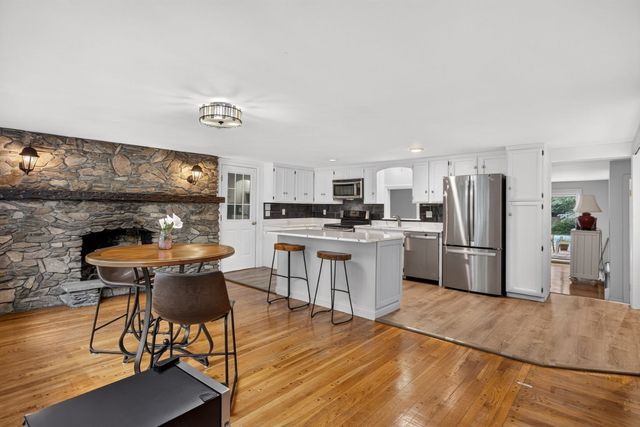 14 Veeder Dr, Falmouth, MA 02536