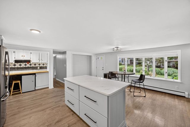 14 Veeder Dr, Falmouth, MA 02536