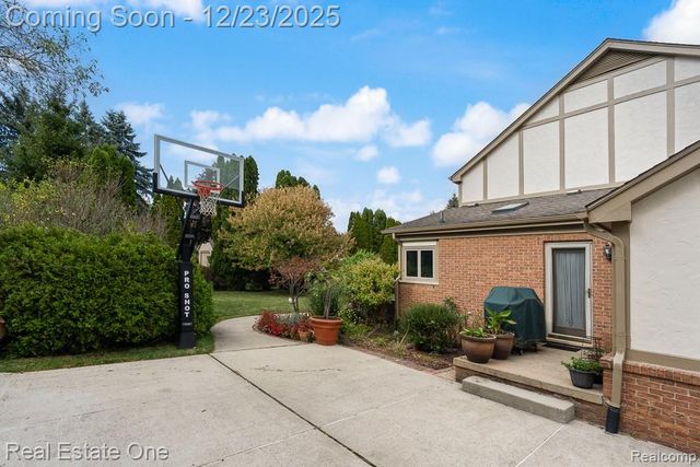1574 Devonshire Drive, Troy, MI 48098
