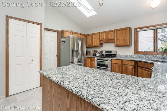 1574 Devonshire Drive, Troy, MI 48098