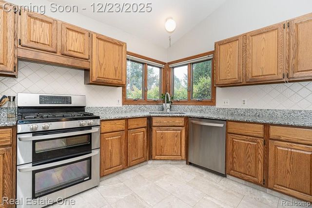 1574 Devonshire Drive, Troy, MI 48098