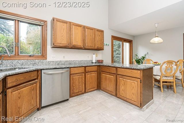 1574 Devonshire Drive, Troy, MI 48098