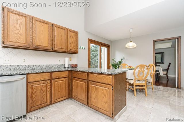 1574 Devonshire Drive, Troy, MI 48098