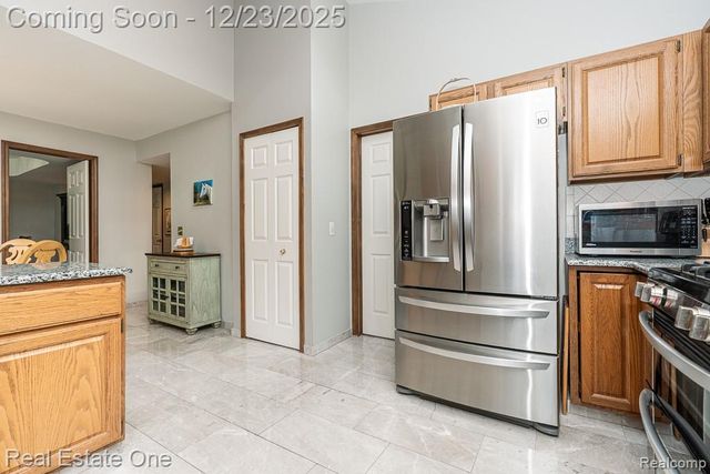 1574 Devonshire Drive, Troy, MI 48098