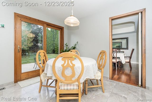 1574 Devonshire Drive, Troy, MI 48098