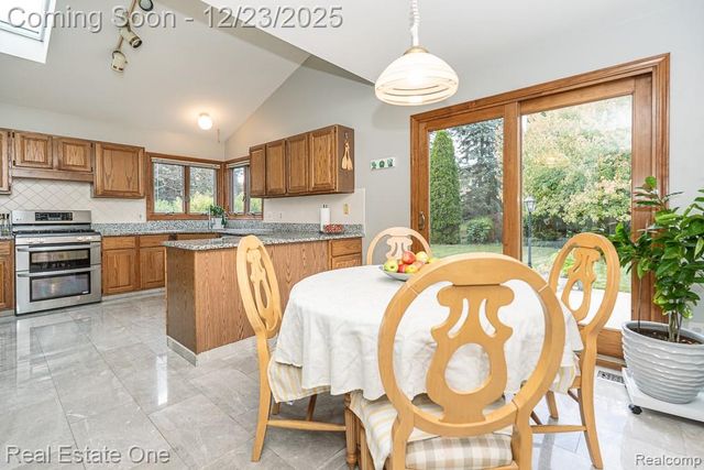 1574 Devonshire Drive, Troy, MI 48098